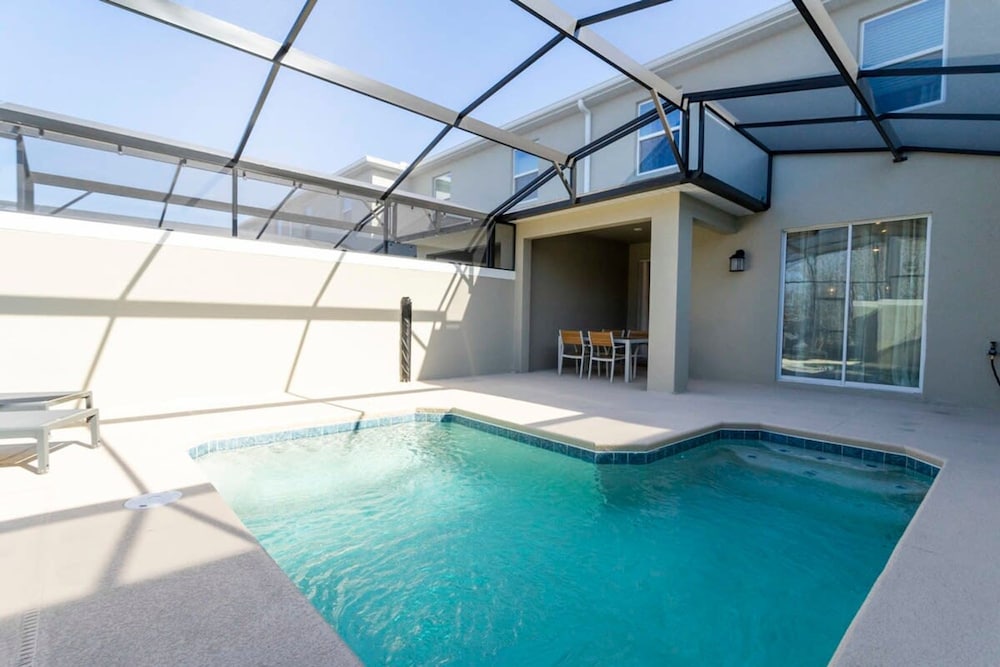 Chic Modern Marvel Themed Beds Private Pool - photo 31