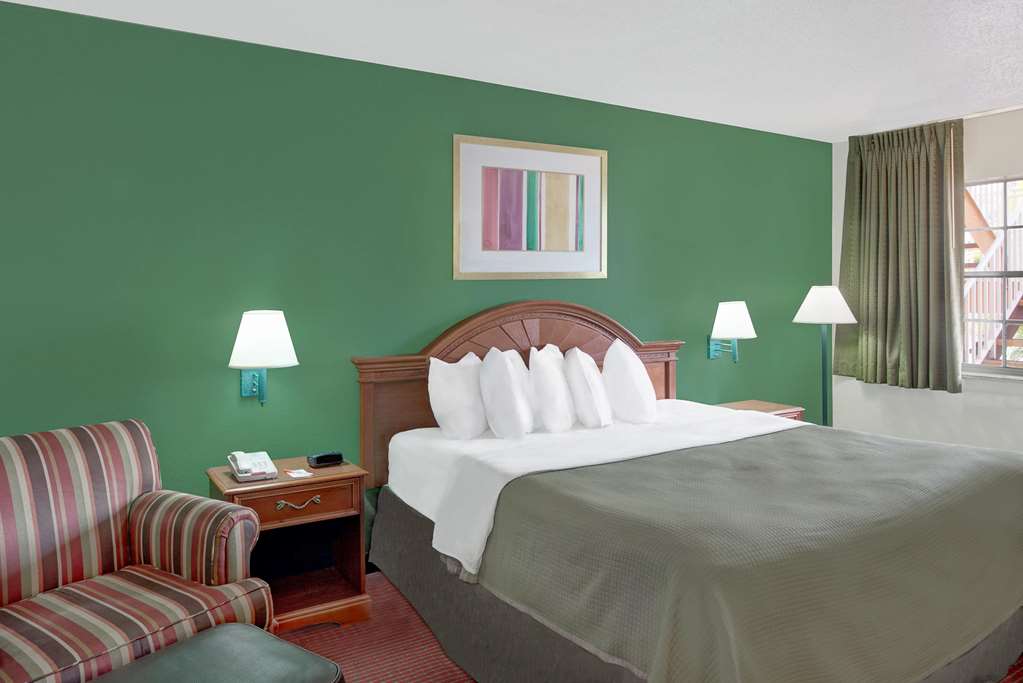 Howard Johnson by Wyndham Ft. Myers FL - photo 7