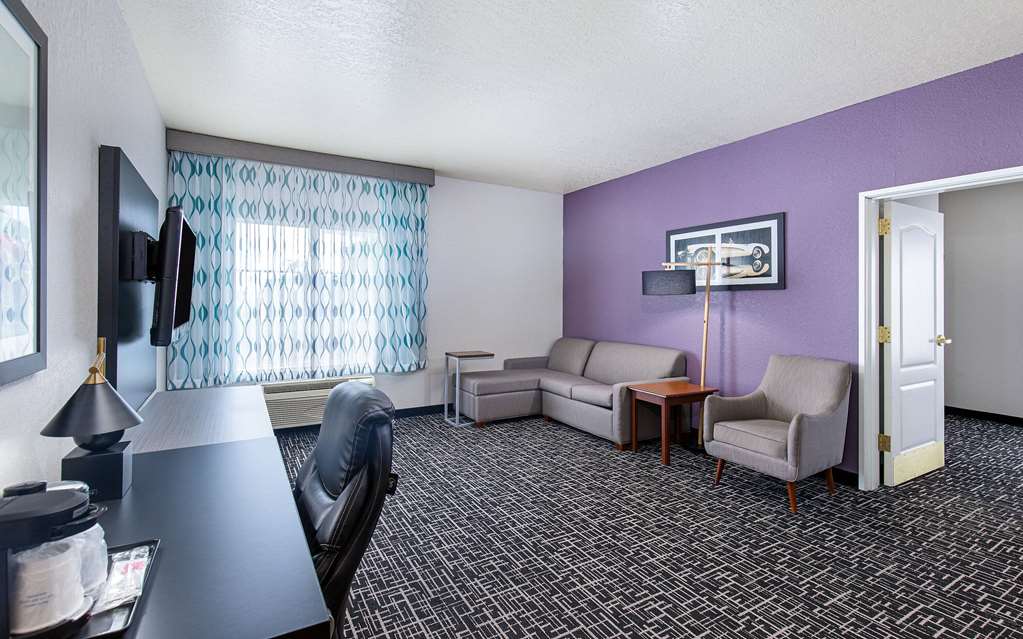 La Quinta Inn & Suites by Wyndham Bowling Green - photo 48