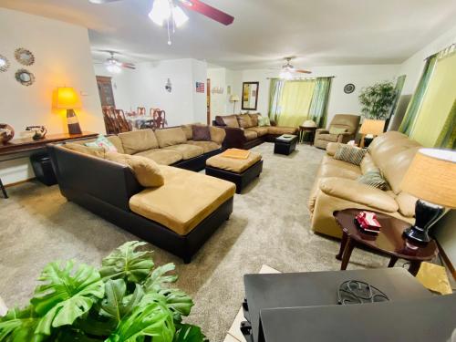 Family friendly 3 bedroom house with king bed for up to 15 BBQ Internet jet tub — 4-Star Luxury Hotel in Auburn, United States