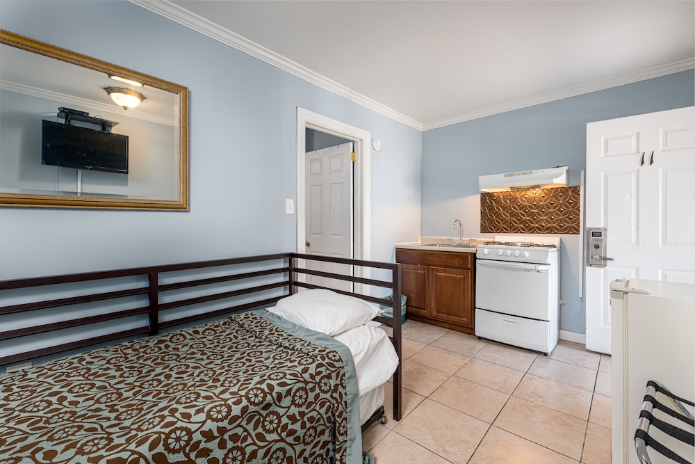 Boardwalk Hotel Charlee & Beach House Rentals - photo 6