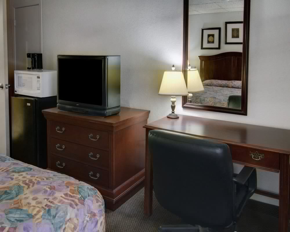 Econo Lodge & Conference Center - photo 38