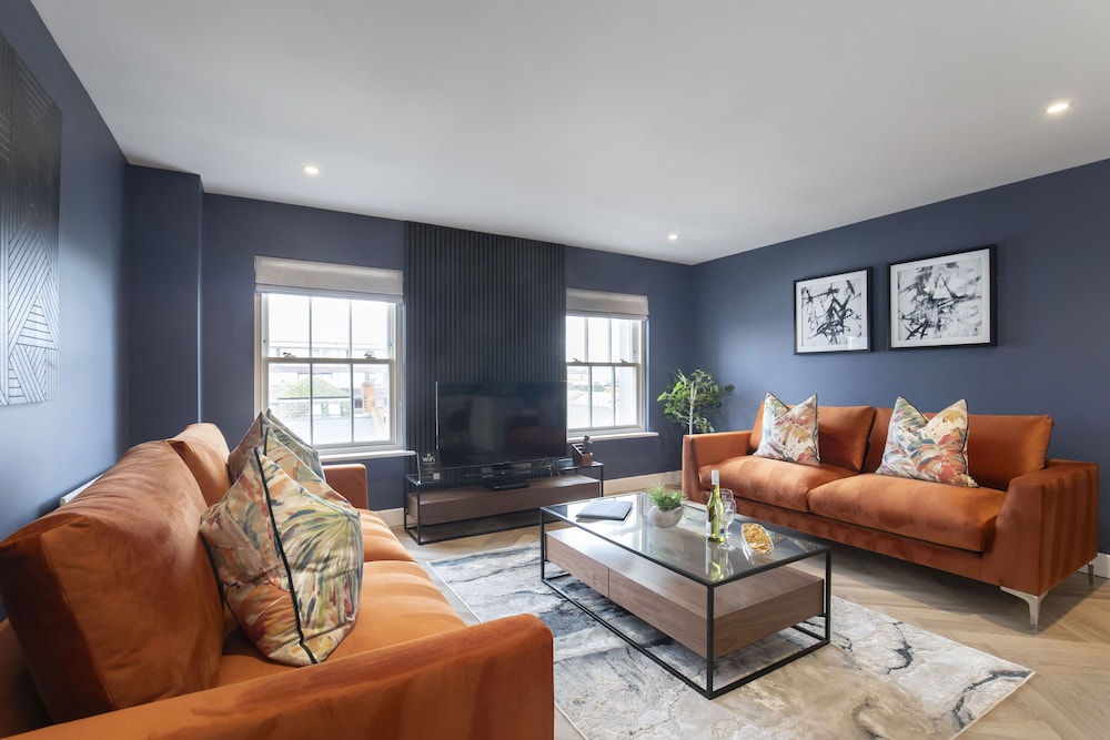 Elliot Oliver Luxury 3 Bedroom Town Centre Apartment With Parking — 4-Star Luxury Hotel in Cheltenham, United Kingdom