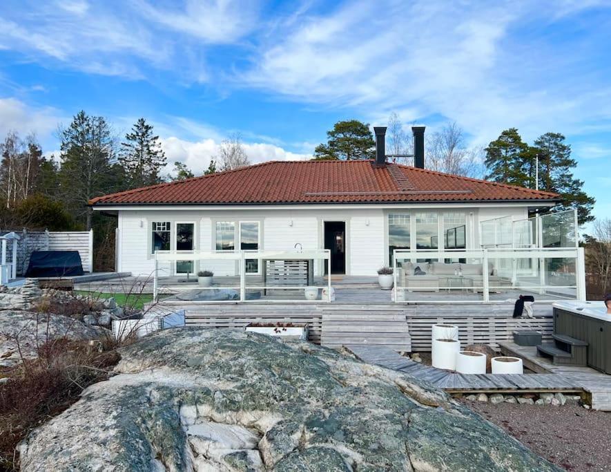 Traumhaus Sauna Whirlpool Grosse Terrasse Mit Aussicht Seeanstoss — Vagnhaerad