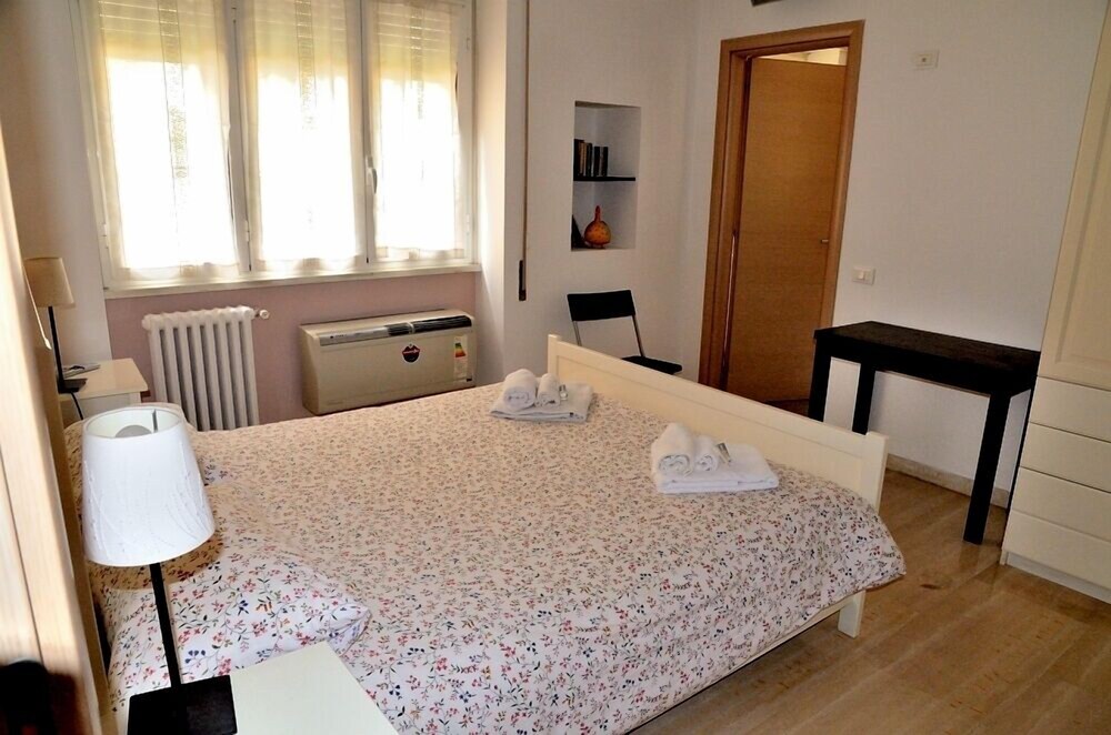Ale&Andrea Apartments Blu & Lilla — 4-Star Luxury Hotel in Rome, Italy