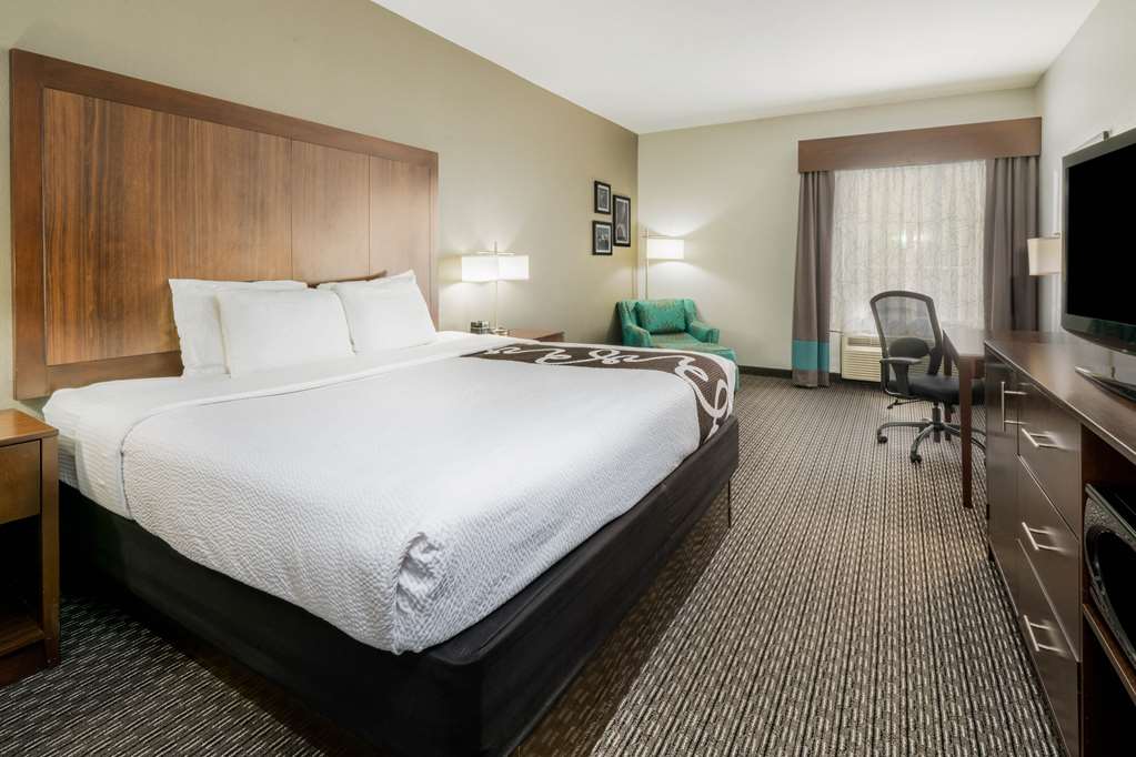 La Quinta Inn & Suites by Wyndham Fort Worth Arlington West - photo 10