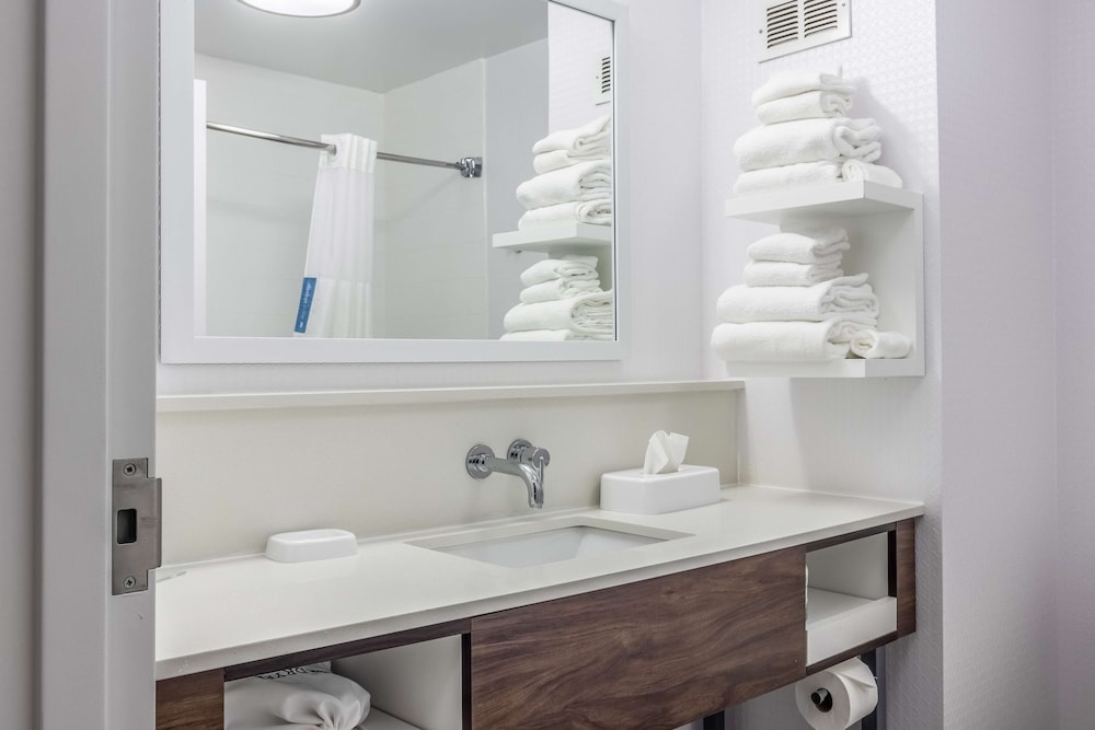 Hampton Inn Youngstown North - photo 24
