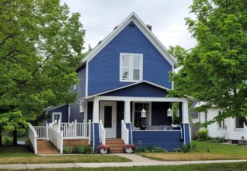 The Blue House on Front Downtown Traverse City — 4-Star Luxury Hotel in Traverse City, United States