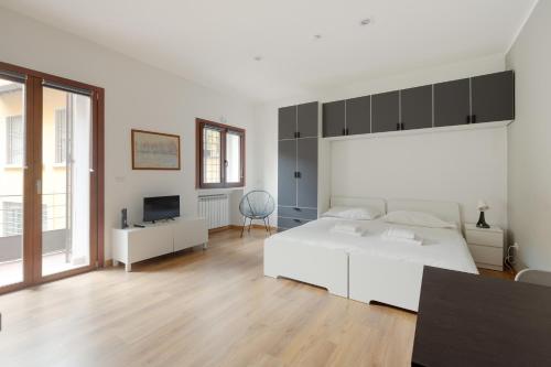 GuestHost Bright Studio with Balcony in Milan — 4-Star Luxury Hotel in Milan, Italy