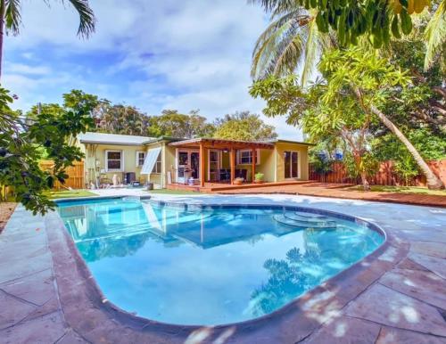Tranquil Poolside Bliss Pergola Deck Turf Yard — 4-Star Luxury Hotel in Fort Lauderdale, United States