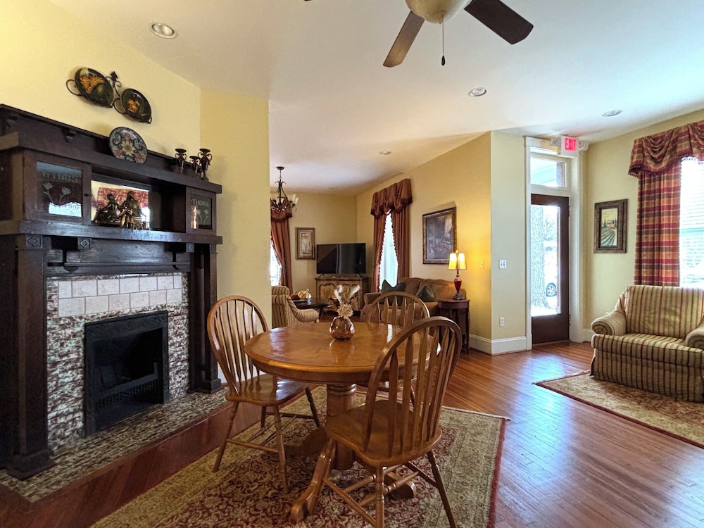Grand Lux Inn - photo 45