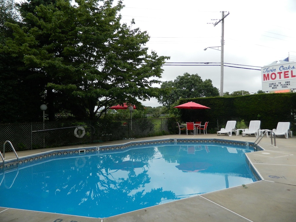 Twin Oaks Motel - photo 19