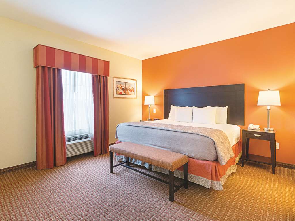 La Quinta Inn & Suites by Wyndham Houston East at Normandy - photo 33