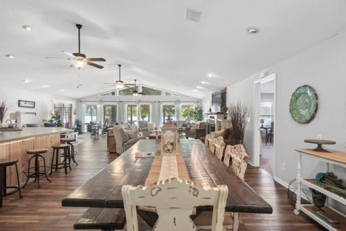 Ultimate Family Fun Lakehouse with pool and dock — hotel in Eatonton