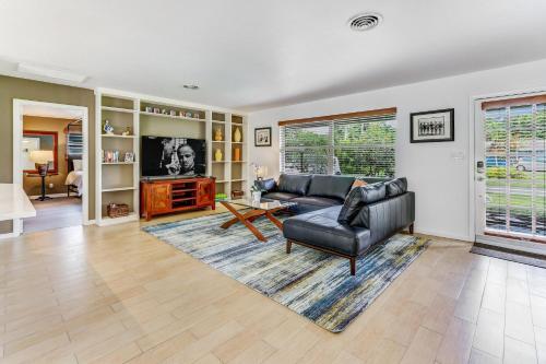 Naples LaStrada Private pool 12 mins to beach — 4-Star Luxury Hotel in Naples, United States