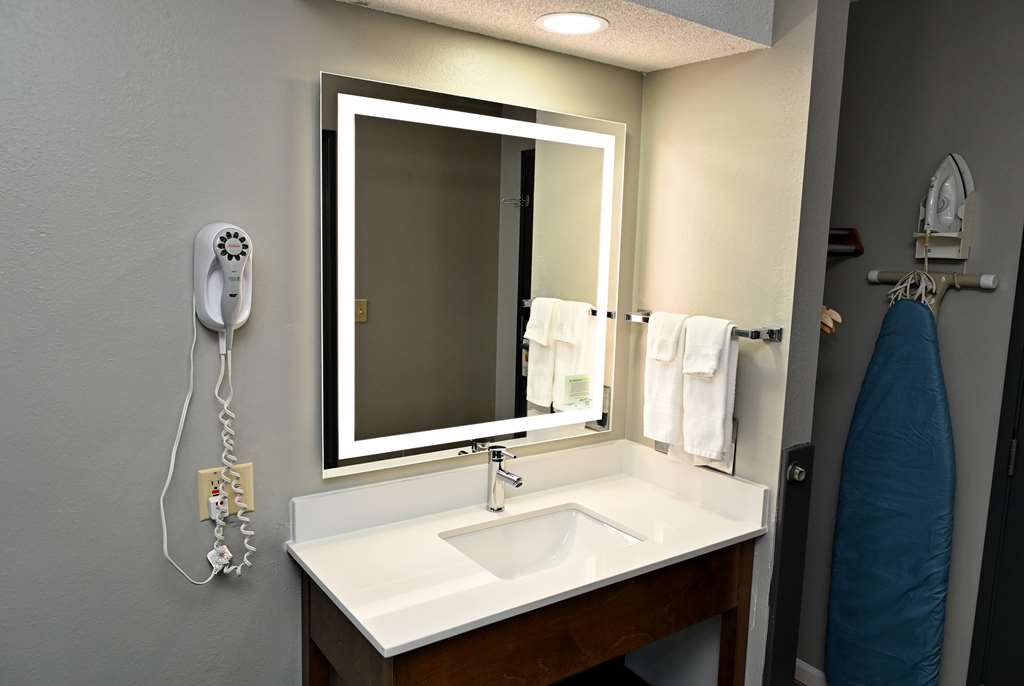 Super 8 by Wyndham Higginsville - photo 15