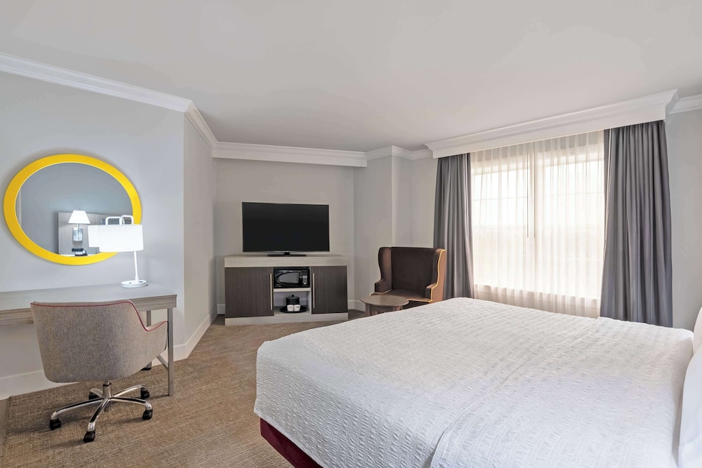 Hampton Inn & Suites Stamford - photo 8