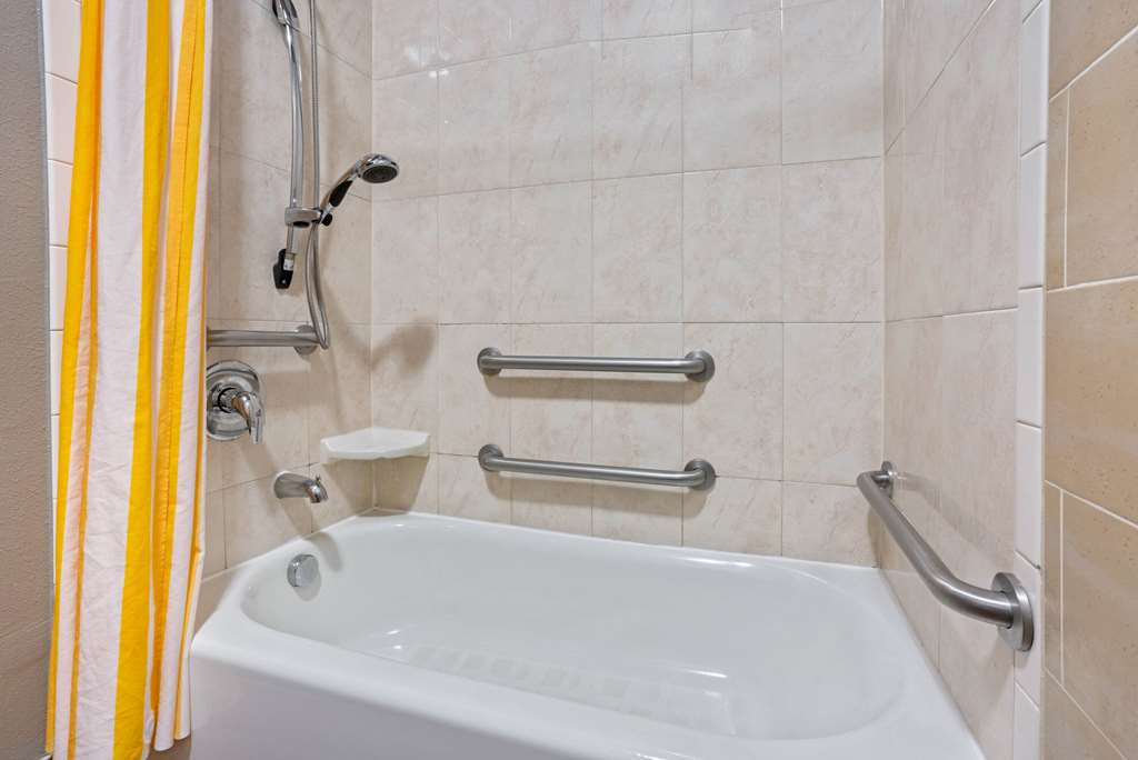 La Quinta Inn & Suites by Wyndham Houston Bush Intl Airpt E - photo 20