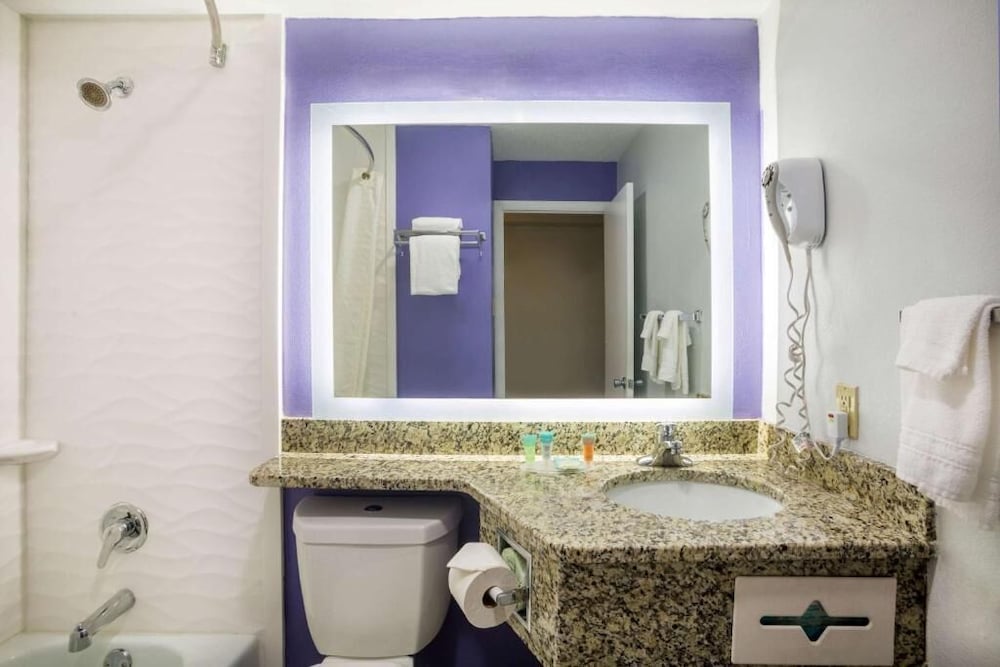 Riverfront Hotel - photo 8