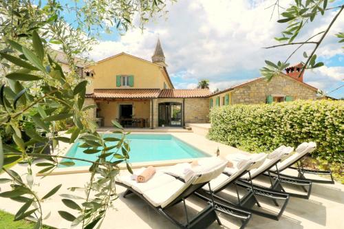 Villa Benvenuti near Motovun for 8 people pet friendly with salt water pool — 4-Star Luxury Hotel in Motovun, Croatia