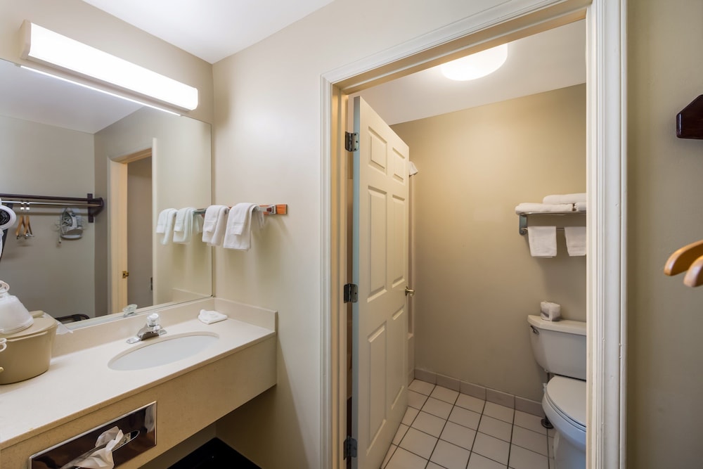 Red Roof Inn Hendersonville - photo 25