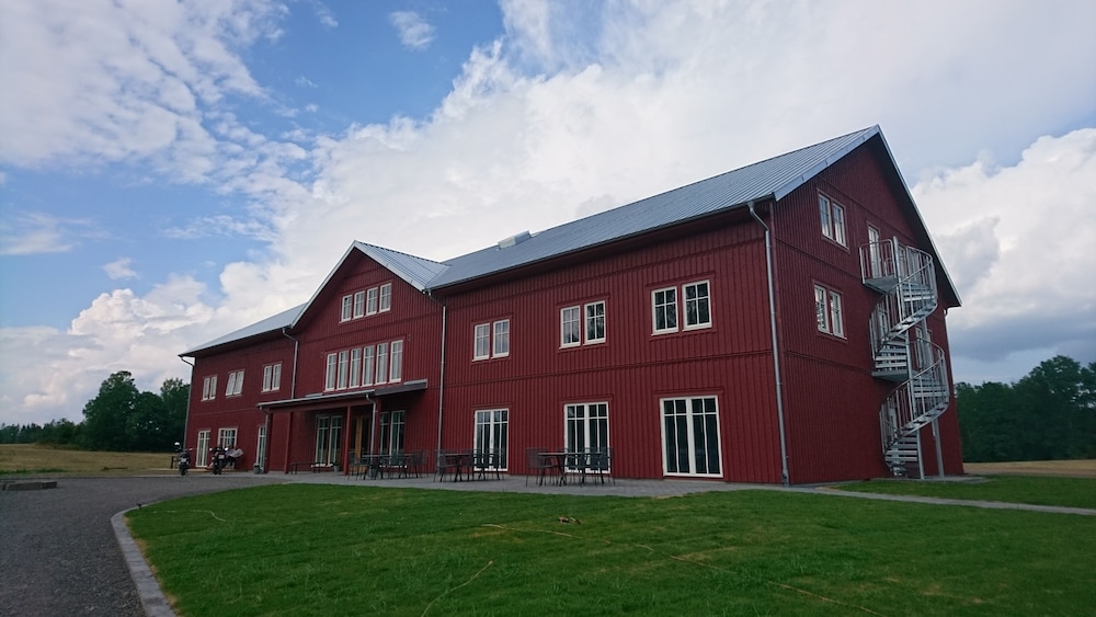 Tiraholms hotell — hotel in Bredaryd