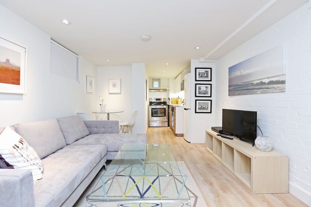 Applewood Suites Executive Basement — 4-Star Luxury Hotel in Toronto, Canada