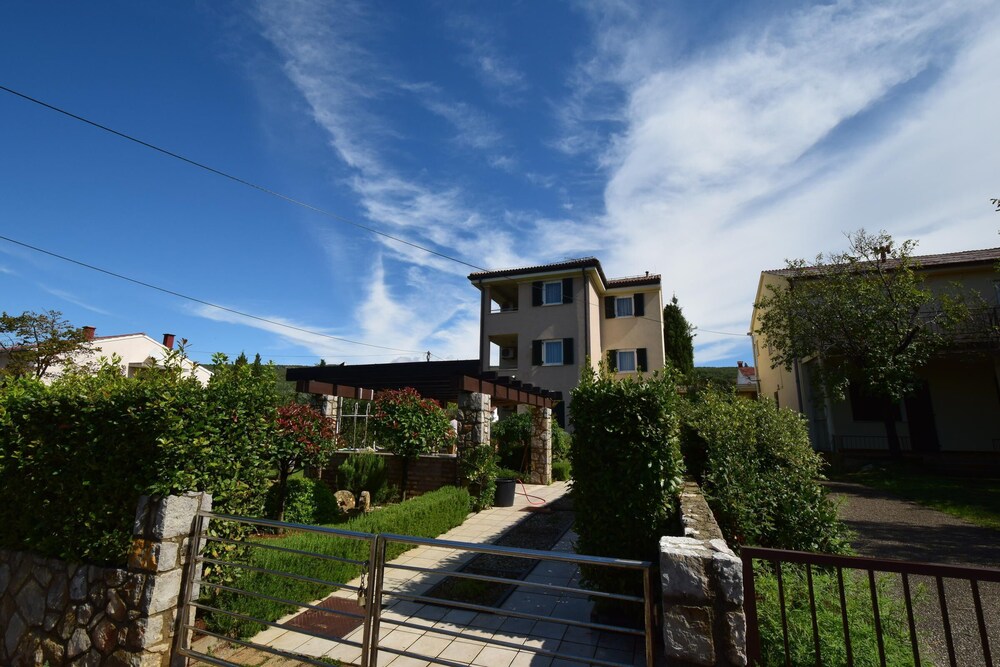Apartments Ravlic — 4-Star Luxury Hotel in Punat, Croatia