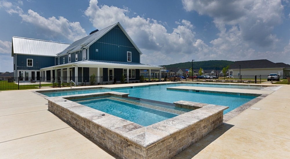 Landing Apartments at Oak Grove Dairy — 4-Star Luxury Hotel in Huntsville, United States