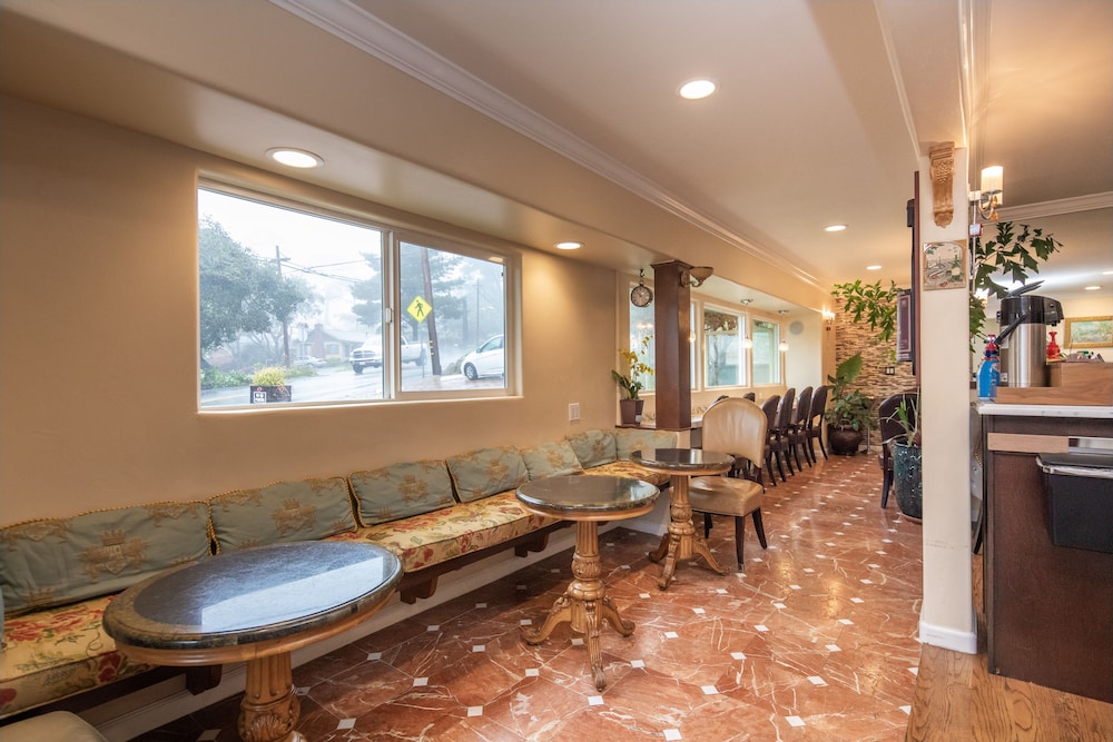 Vendange Carmel Inn & Suites - photo 32