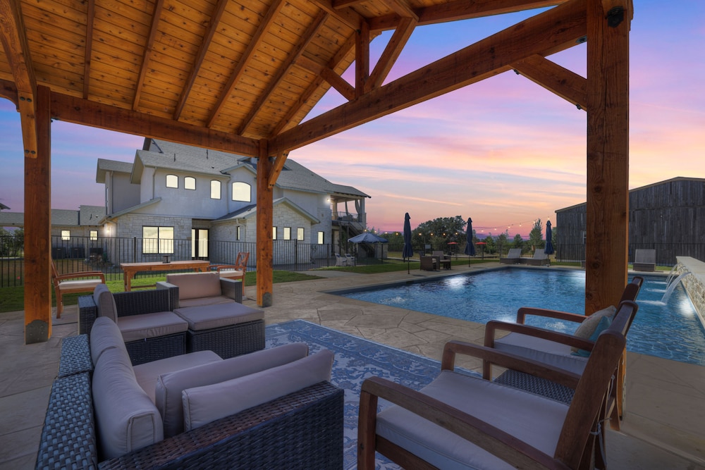 Luxurious Hill Country Retreat With Pool and Firepit — hotel in Dripping Springs
