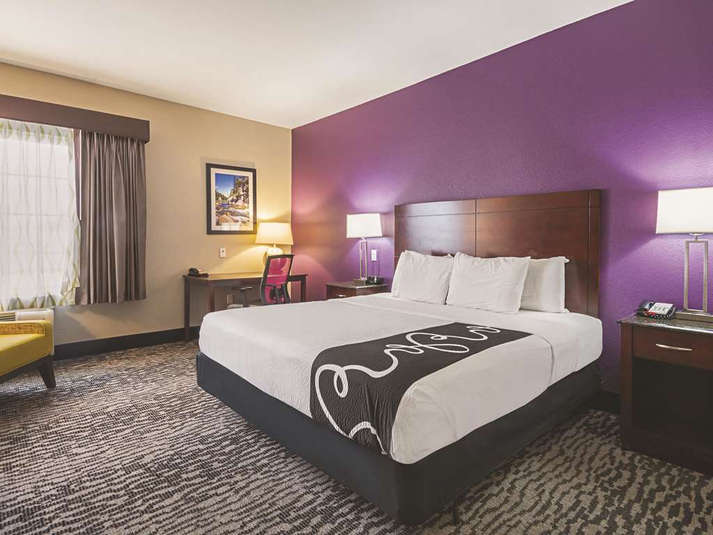 La Quinta Inn & Suites by Wyndham Fresno Northwest - photo 25