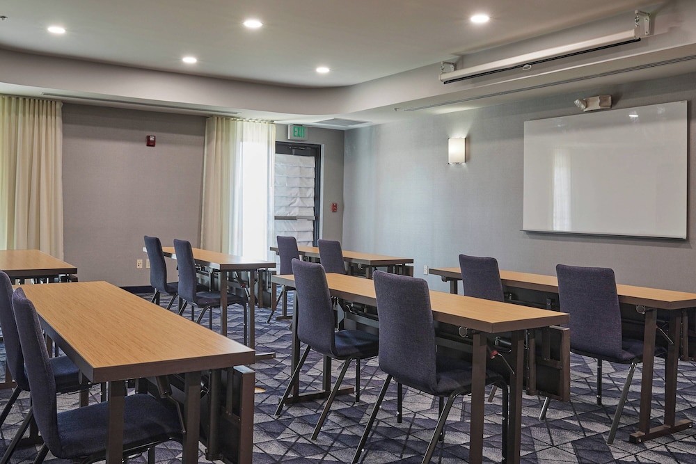 Courtyard by Marriott Medford Airport - photo 62