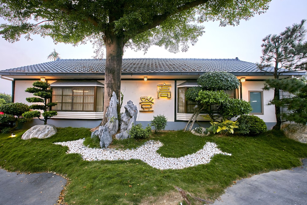 Gold Motel — Chang Hua