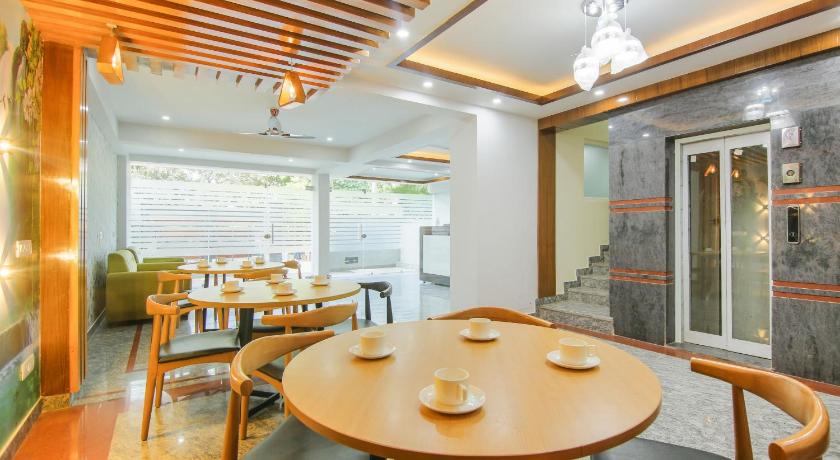 Collection O Corporate Suite Near Omaxe Celebration Mall
