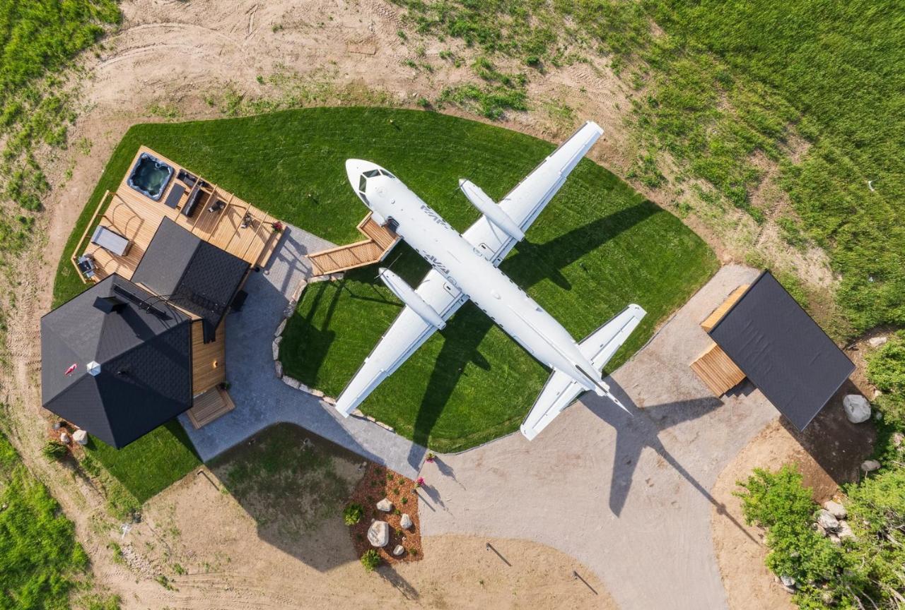 Ilmatar Airplane Lodge — 4-Star Luxury Hotel in Uurainen, Finland