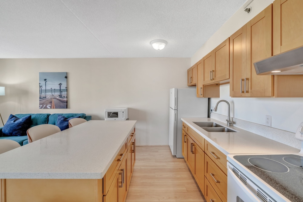 Deluxe Waikiki Condo Pool View FREE Parking & Wi Fi by Koko Resort Vacation Rentals - photo 6