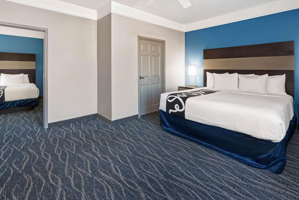 La Quinta Inn & Suites by Wyndham Phoenix I 10 West - photo 43