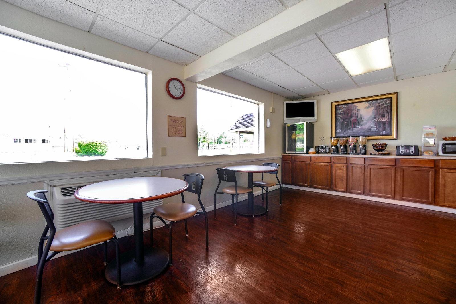Econo Lodge Inn & Suites - photo 16