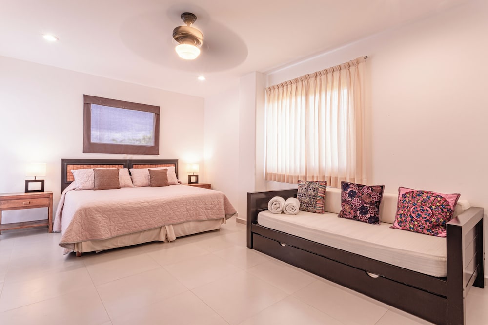 13bdr Villa Bellamar Akumal Private Chef Beachfront Weddings Business Retreats Golf Family — 4-Star Luxury Hotel in Akumal, Mexico