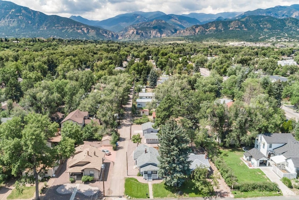 Couple's Mountain Getaway Close to Everything - photo 47
