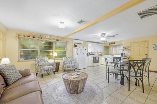 Creamsicle Cottage — 4-Star Luxury Hotel in None, United States