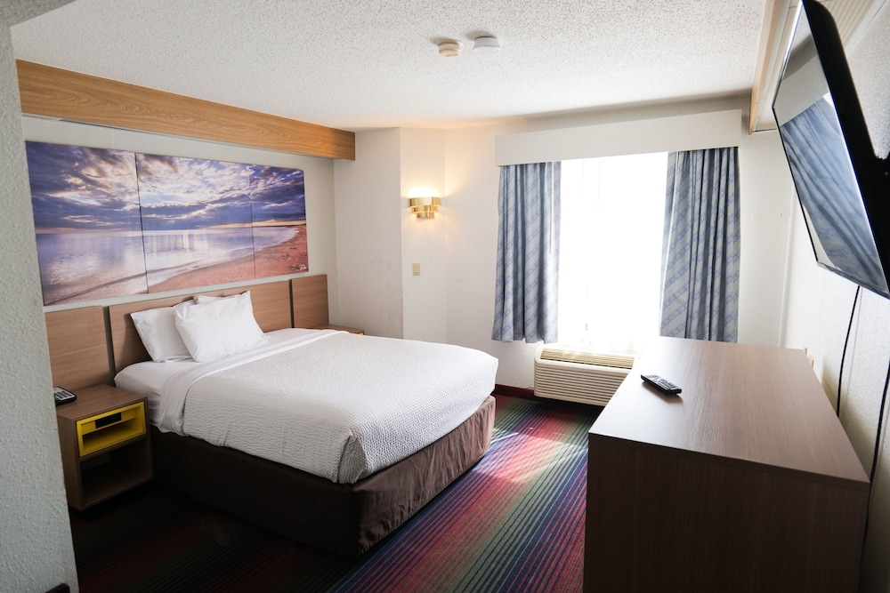 Days Inn by Wyndham Flint Bishop International Airport - photo 14