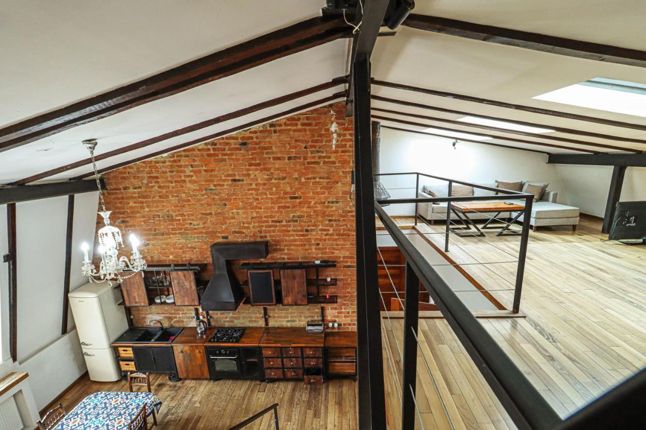 Vintage Mezzanine Apt in City Center By Wehost