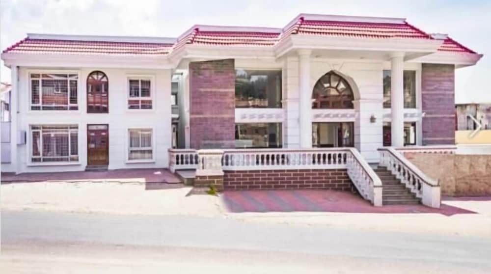 The Majestic Crown — hotel in Ooty