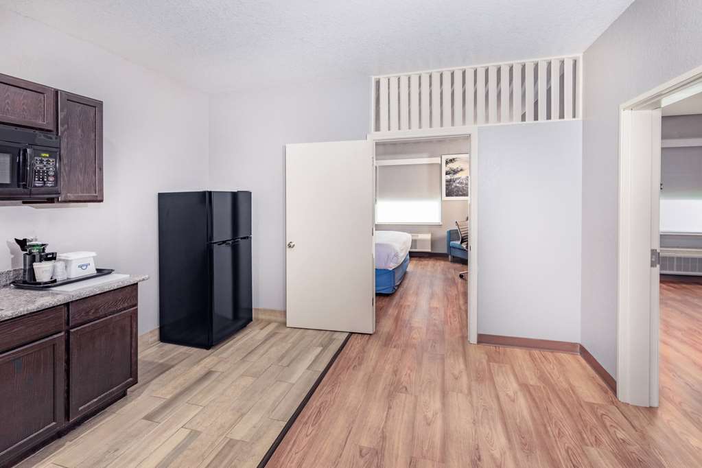 Days Inn & Suites by Wyndham San Antonio near Frost Bank Center - photo 30