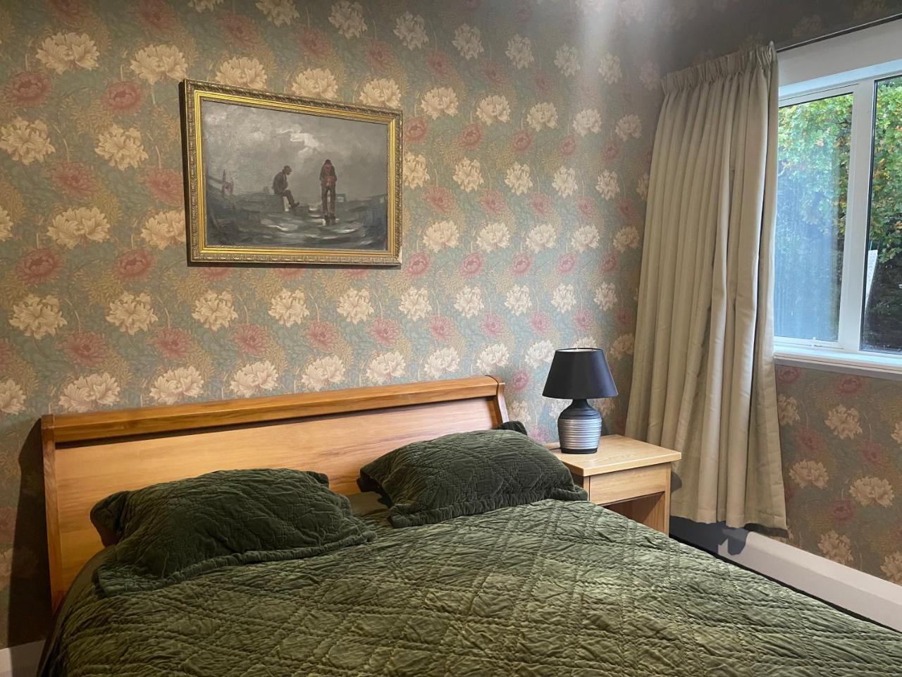 Big Fully Equipped 3brm Quiet Farm House Near Beach & 12 Min To Town — 4-Star Luxury Hotel in Riverton, New Zealand