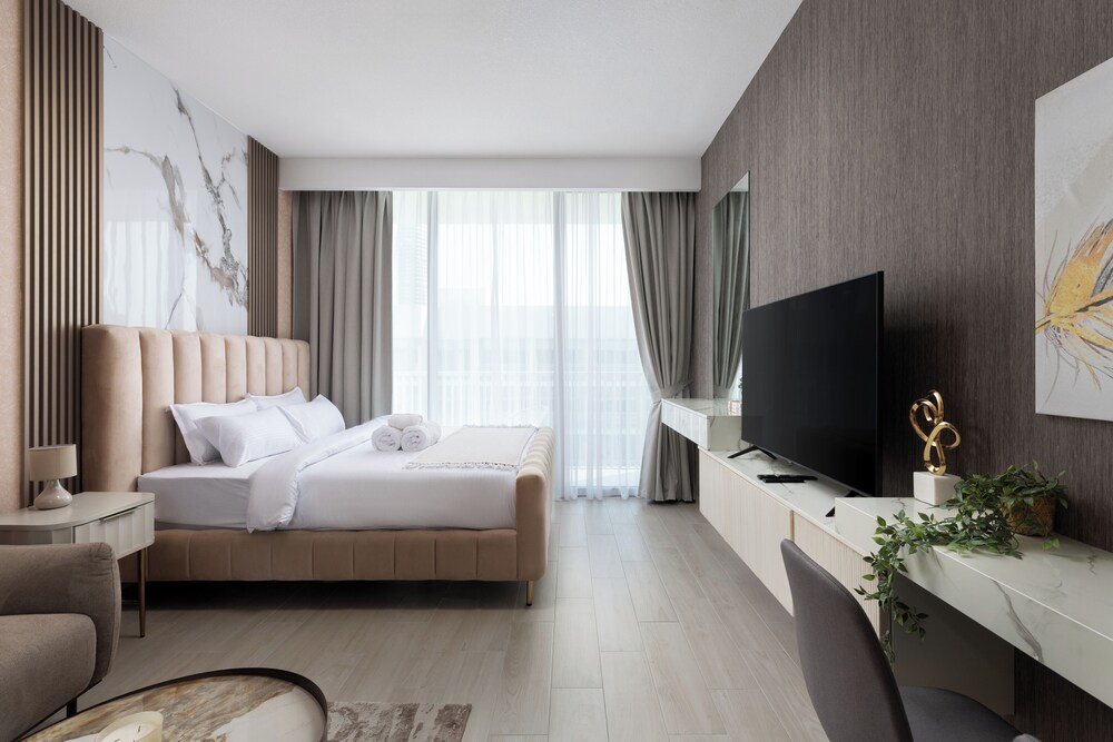 Waves Refined Studio with Balcony & City Views in Luma21 — Dubai — photo 3