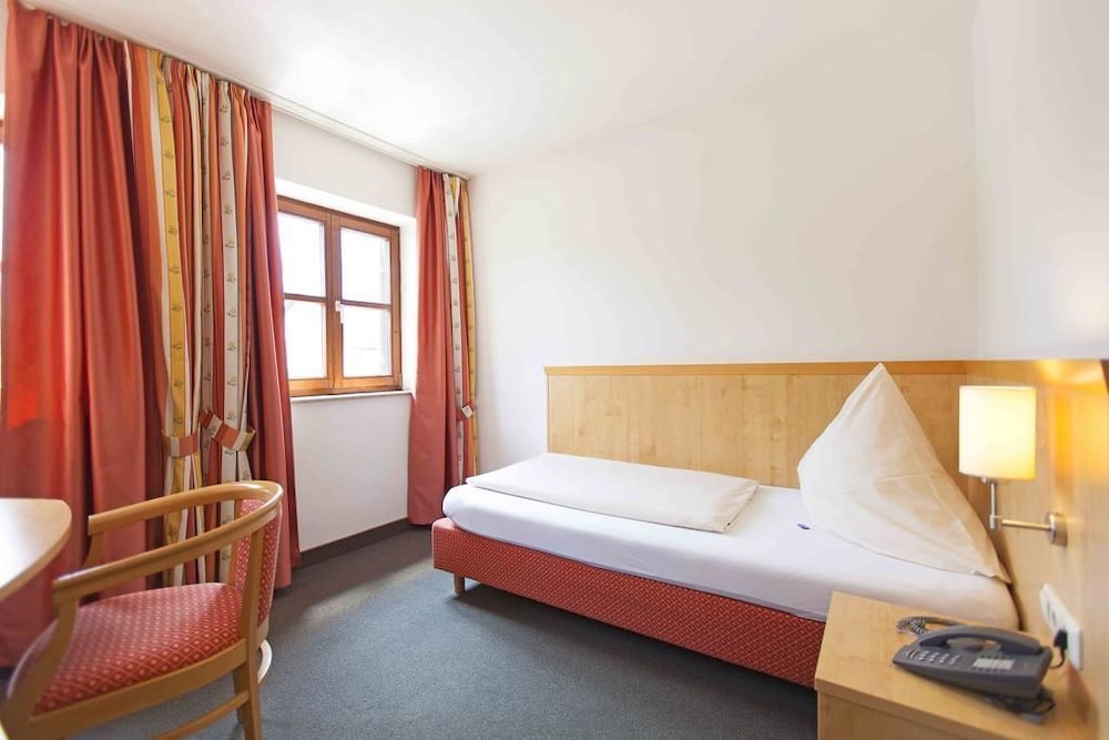 Hotel Alter Hof — Vaterstetten — photo 2
