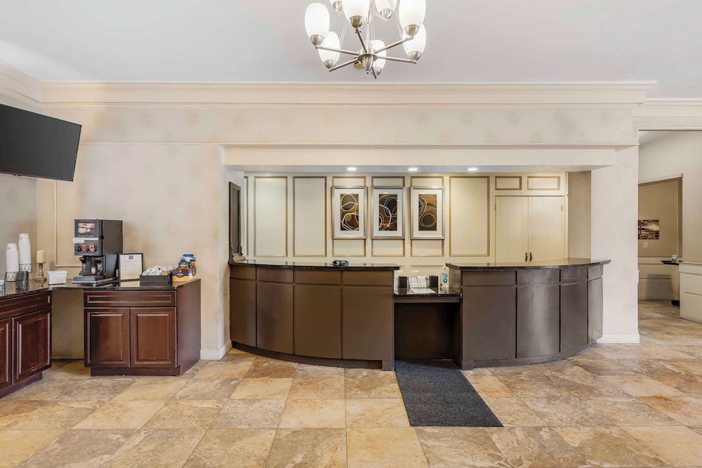 Hotel Watertown - photo 2